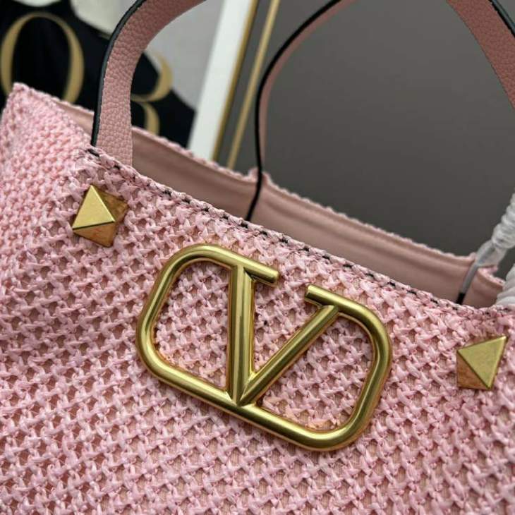 Picture of Valentino Handbags _SKUfw137128340fw